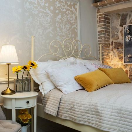 Studio Yellow Flower Ровинь Экстерьер фото