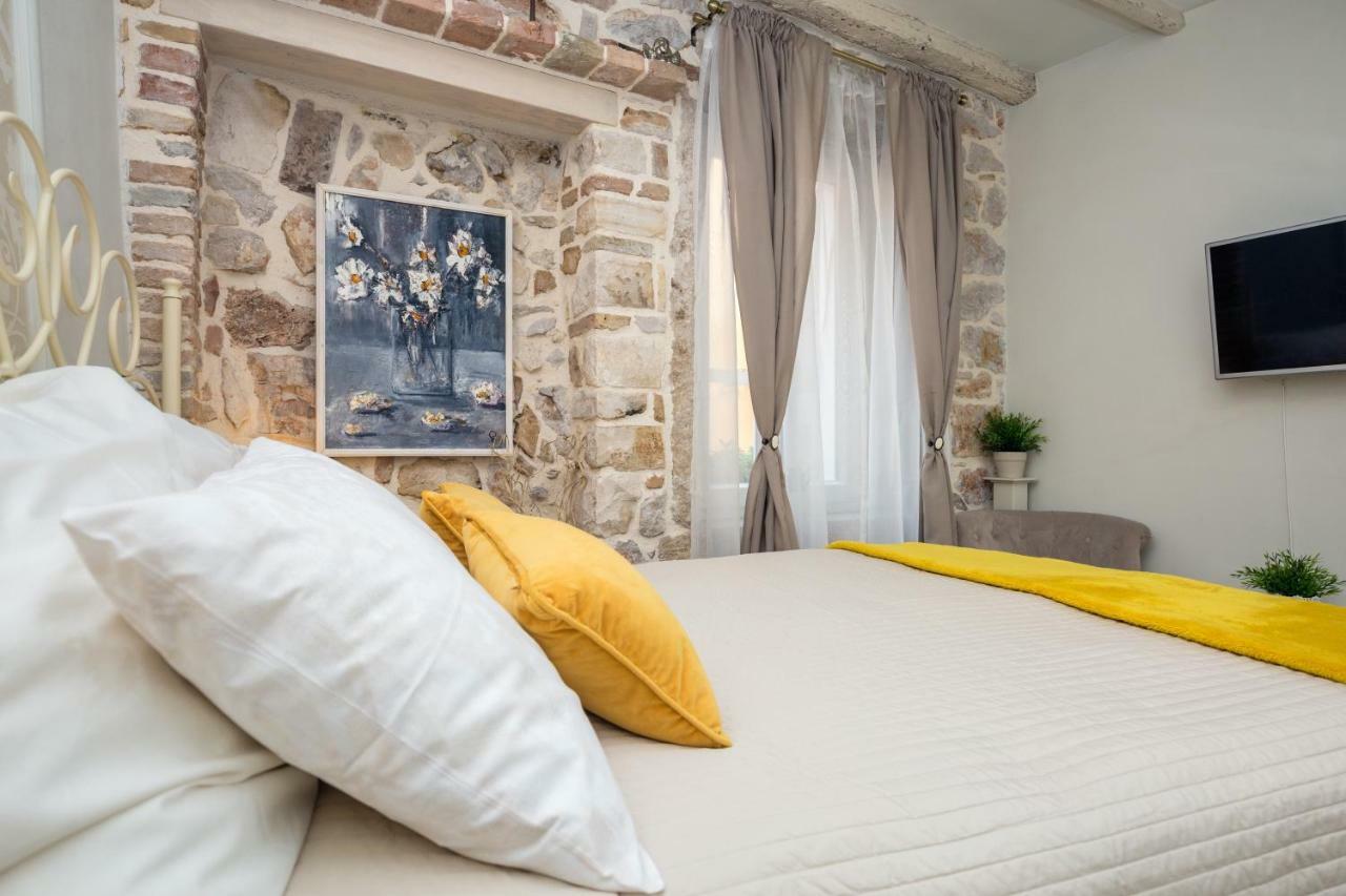 Studio Yellow Flower Ровинь Экстерьер фото